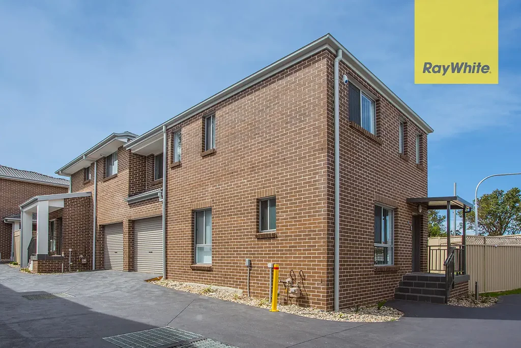 TOWNHOUSE, WALK TO STATION