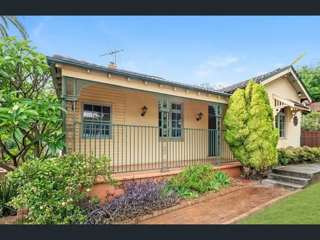 Spacious 3 Bedroom house in front of the Park and minutes away from Woolworths