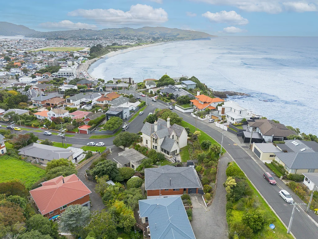 Saint Clair 3房  Solid, Spacious and Sought-after Cliffs Road