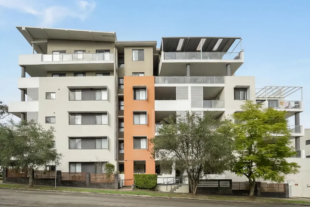 Westmead 3房 Parramatta中心地 三卧两卫两车位 现代厨卫设计 近地铁站商圈 公校学区房 地下双车位 Spacious Ground Floor Apartment with Double Parking