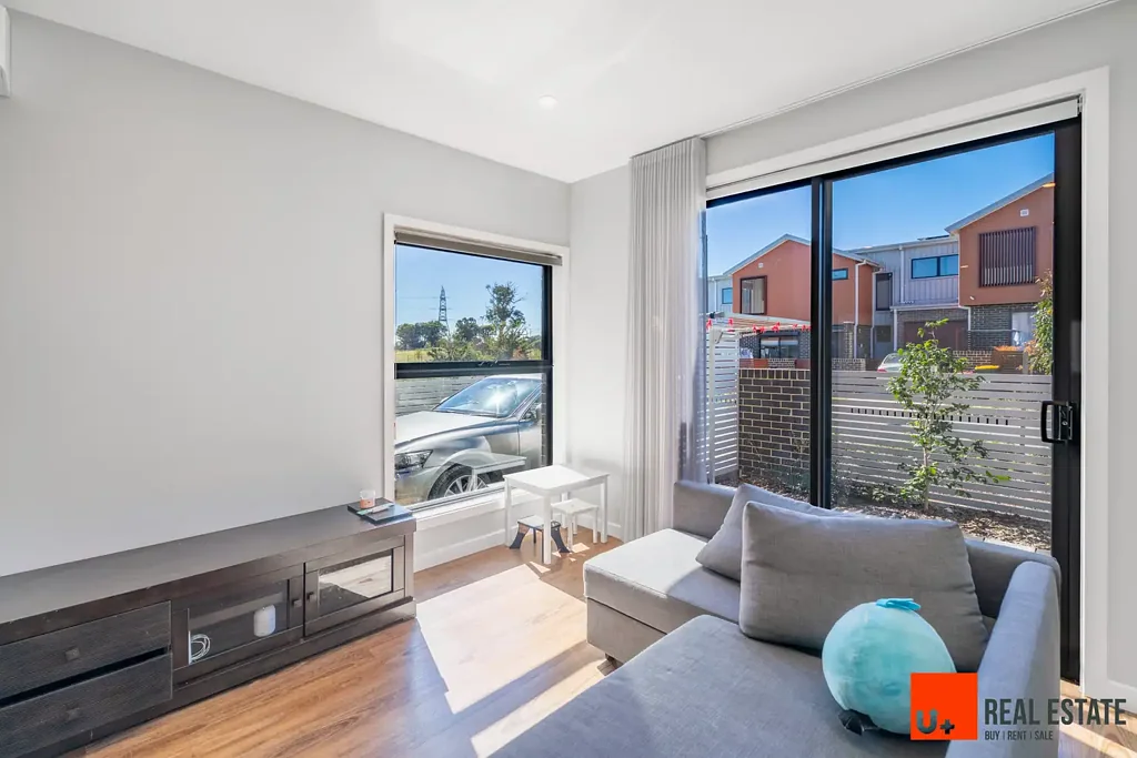 Modern 3-Bedroom Home with Solar Panels in Strathnairn