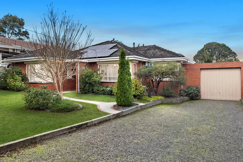 Ferntree Gully 3Habitaciones Charming Family Home with Expansive Gardens, Outdoor Entertaining and Exceptional Convenience