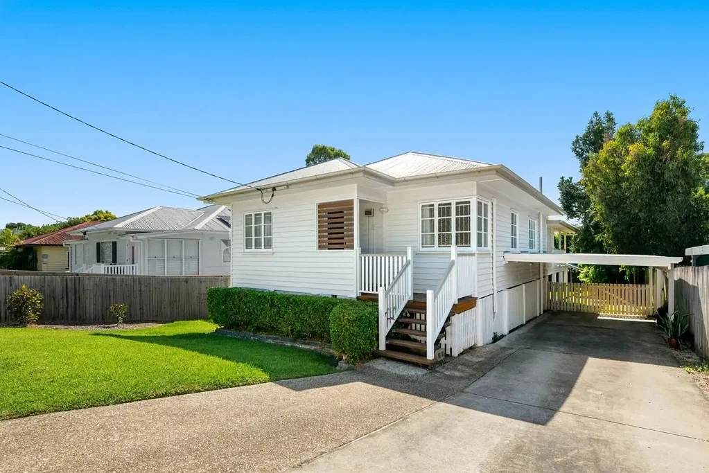 Holland Park 3 Bedroom Transform & prosper – 706sqm post-war cutie, tenants secured & top-notch spot in Cav Rd SHS catchment