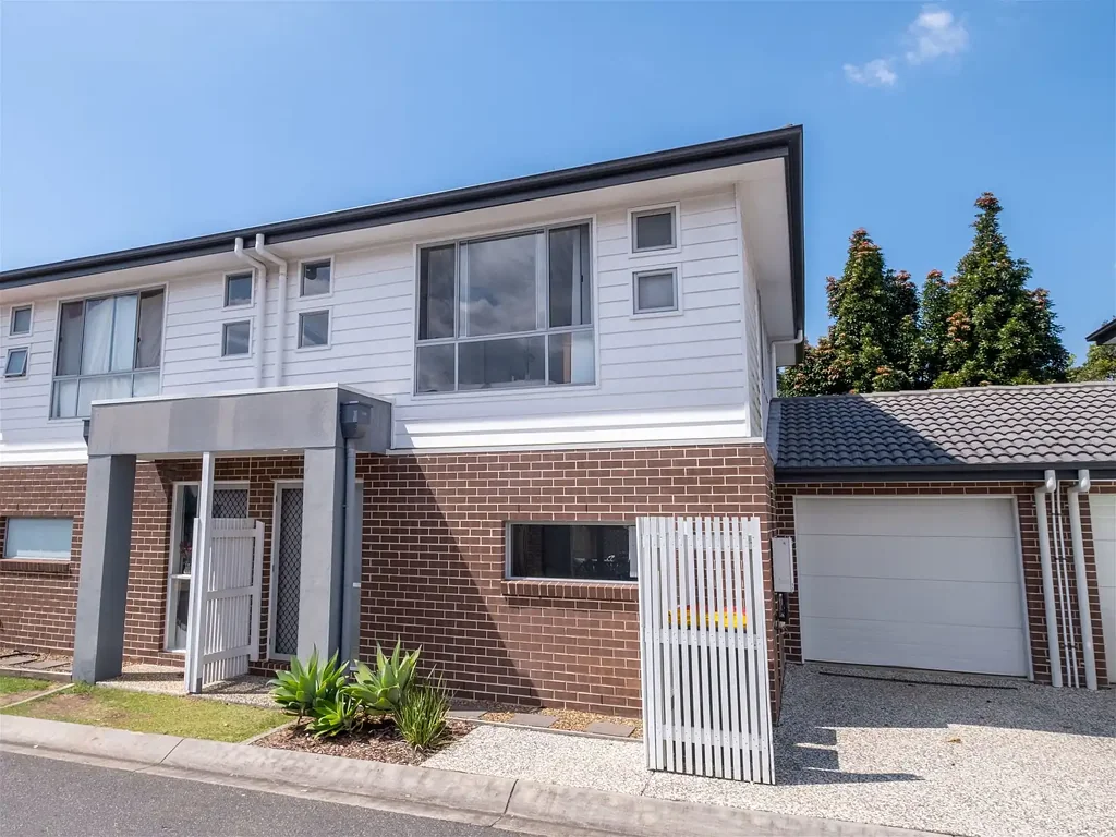 Modern 4 bedroom Town-house