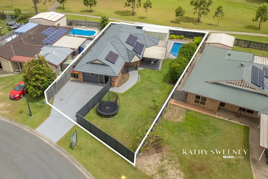Burpengary 4chambre Immaculate Family Oasis - Move-In Ready with Pool & Privacy!