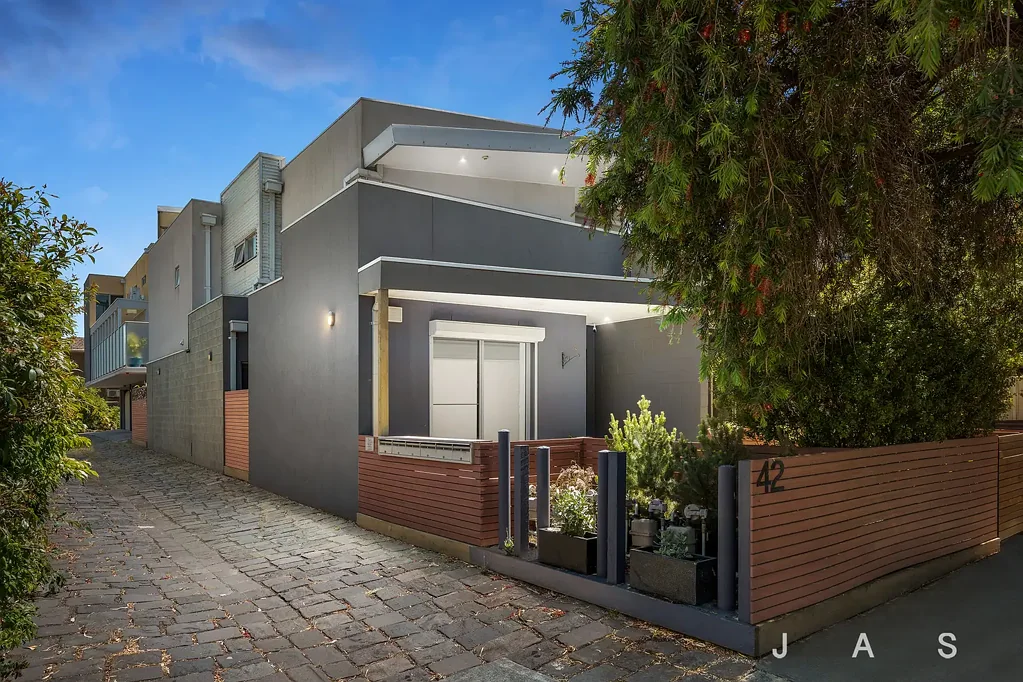 Footscray 2房 Footscray优越地段 两居室公寓 朝北带顶阳台 安全指定停车位 高品质地板处理 开放式厨房生活区 Apartment Ease, Location Excellence