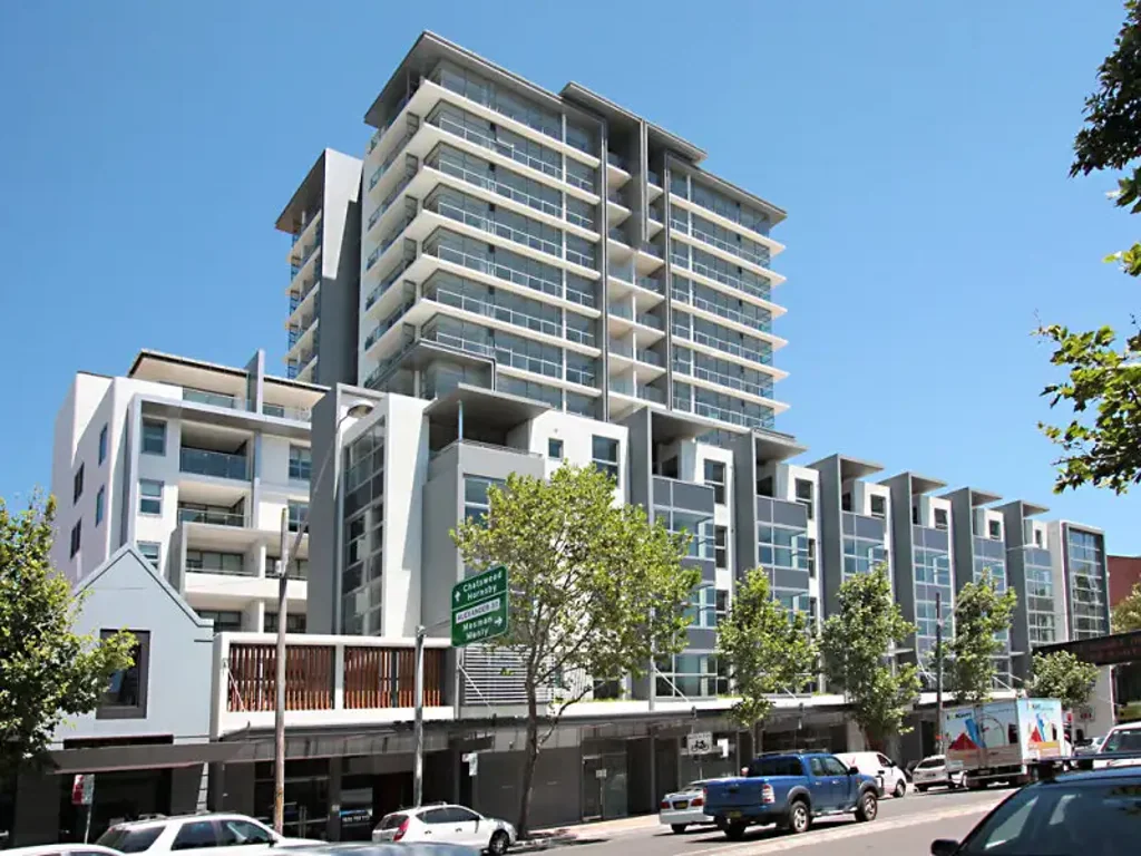 Modern One Bedroom + Separate Study Room, Short Walk to Crows Nest Village