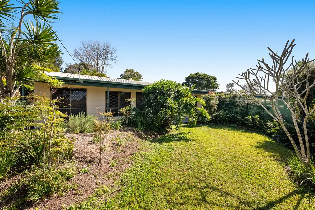 FRESHLY UPDATED FAMILY LIVING IN A CONVENIENT LOCATION