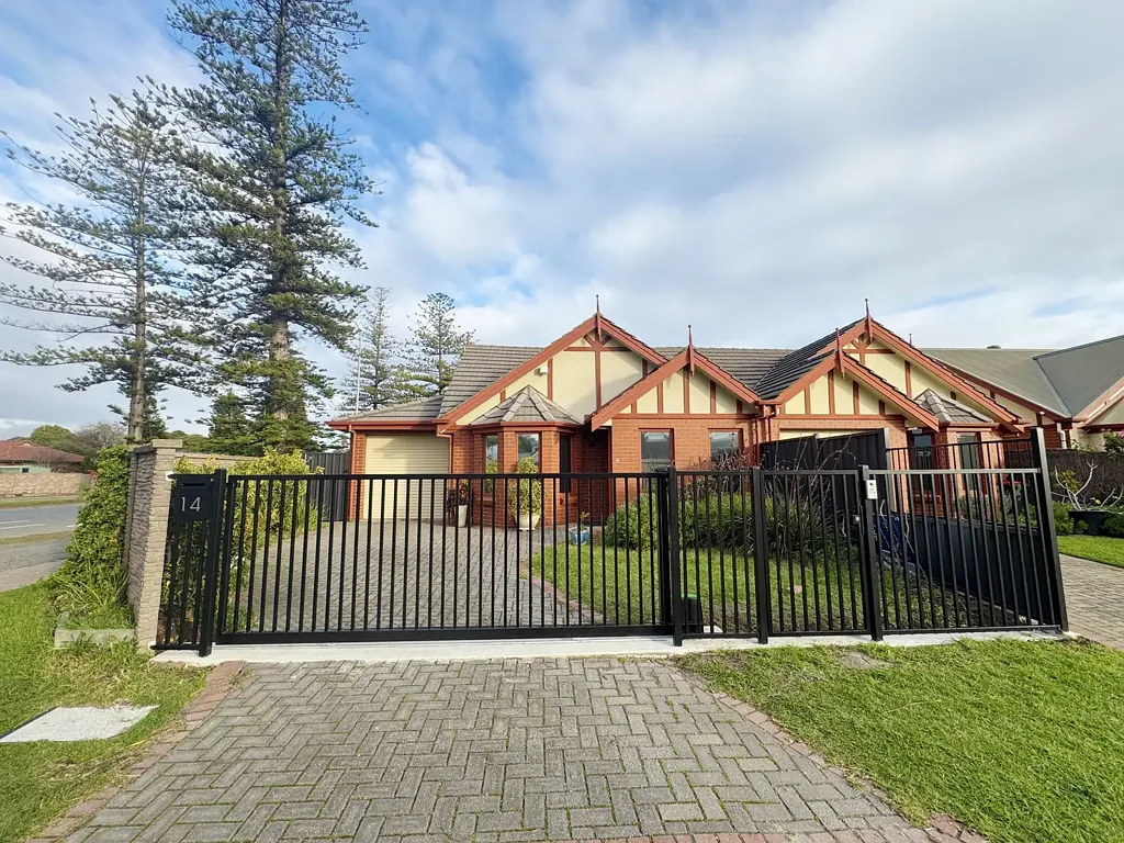 Beautiful beachside， elegant home in a perfect location.
