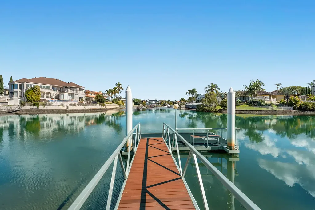 Bundall 4房  Prestigious Sorrento Living with 25m Water Frontage, Boat Ramp and Pontoon