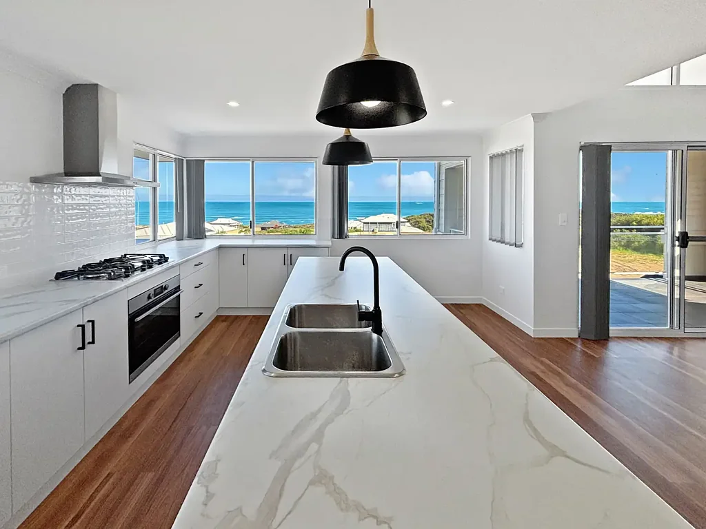 Dongara 3ਬੈੱਡਰੂਮ Elevated Elegance - Designer Finish with Views Over Dongara's Entire Coastline