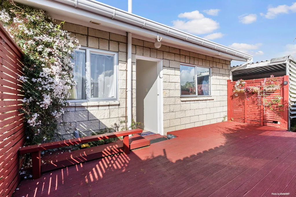 Epsom 2Zimmer Two Bedrooms Plus Study—Brick & Tile Gem in DGZ