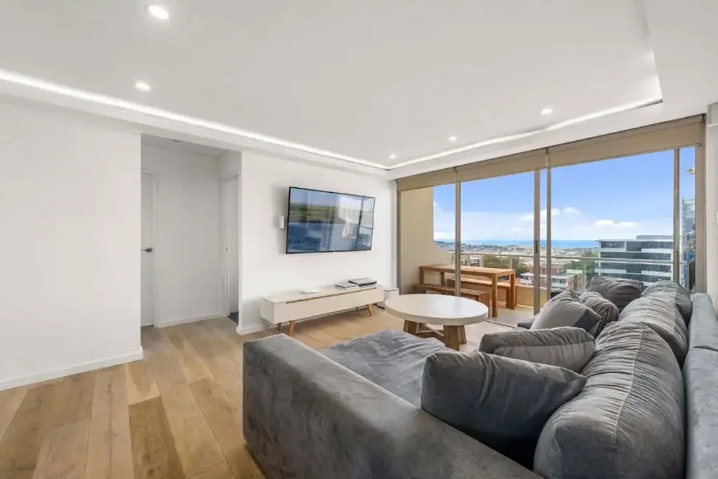 3 BEDROOM PENTHOUSE APARTMENT WITH ELEVATED SWEEPING VIEWS