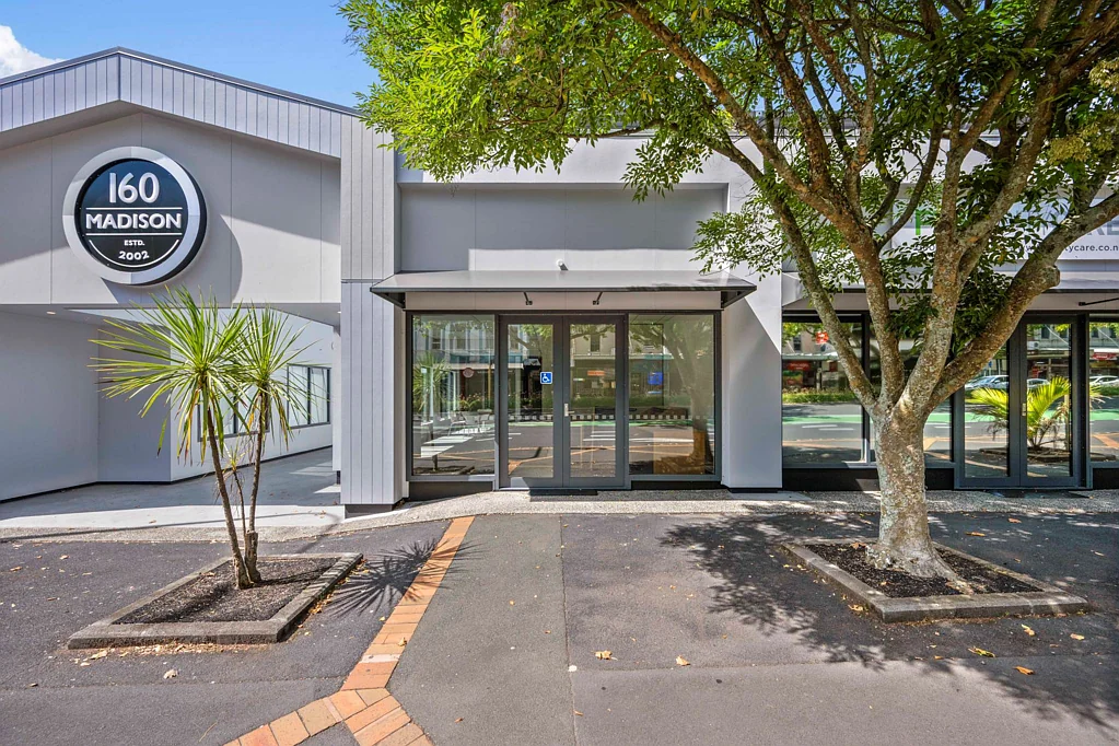 Eden Terrace HIGH PROFILE RETAIL/OFFICE UNIT WITH CAR PARKS