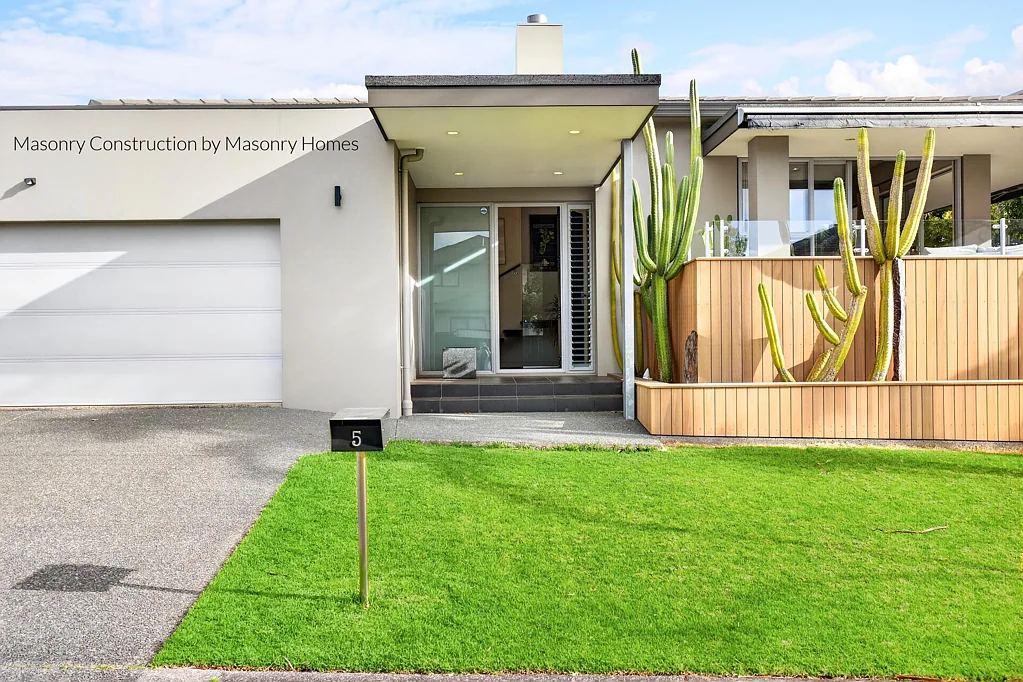 Te Atatu Peninsula 4ਬੈੱਡਰੂਮ Mid-Century Mood | Solid Masonry Construction