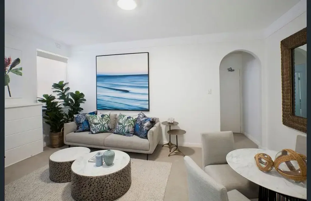 WELL PRESENTED & RENOVATED STYLISH 2 BEDROOM ART DECO APARTMENT IN A HIGHLY SOUGHT AFTER LOCATION IN ROSE BAY