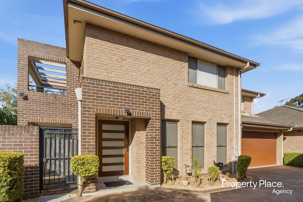 Revesby 5Kwarto Gated Townhouse on a "House-Like" Scale