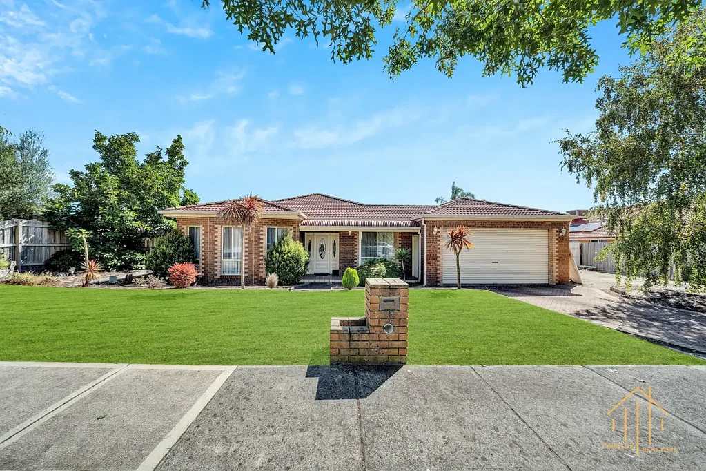 Cranbourne 6Phòng ngủ "Never Before on the Market – Rare 1302m² Lot with Expansive Family Home!"