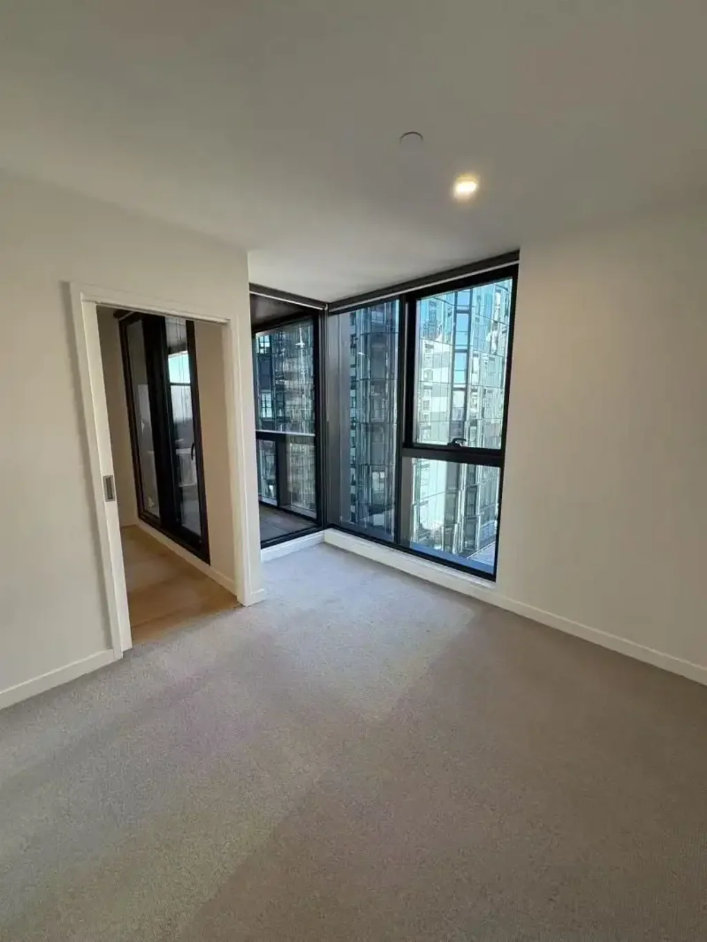 2 Bedroom 1 Bathroom in the heart of Melbourne CBD