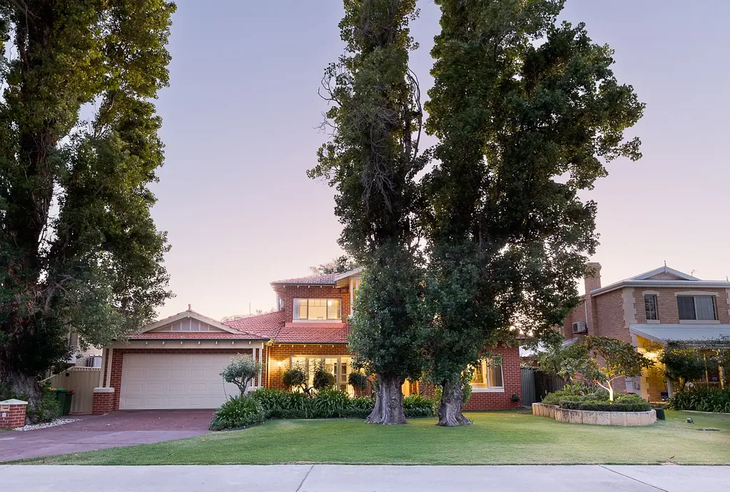 Spacious Applecross Living with Pool & Gardens Included