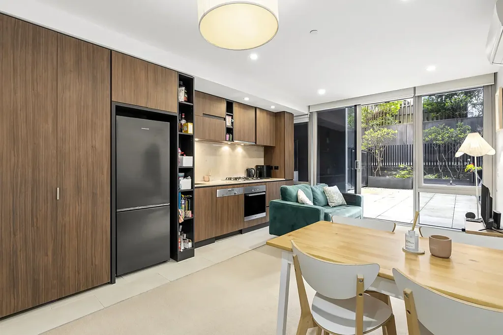 South Yarra 1房 South Yarra中心 时尚现代住宅 墨尔本最佳景致 设施近在咫尺 开放式空间 设计师厨房 专属家庭办公室 楼宇豪华设施 Vibrant Inner Living