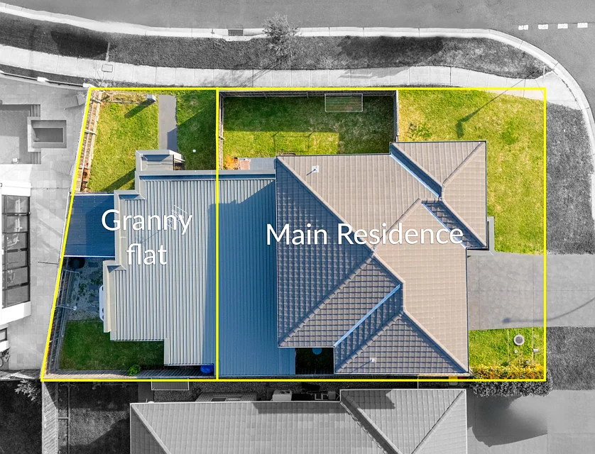 18 & 18A Savery Road, Carnes Hill, South Western Suburbs, 5 phòng ngủ, 3 phòng tắm, House