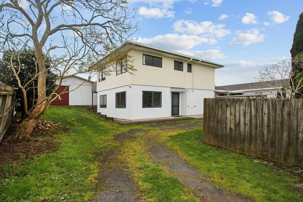 Clarks Beach 4房  Private Two Storied Home