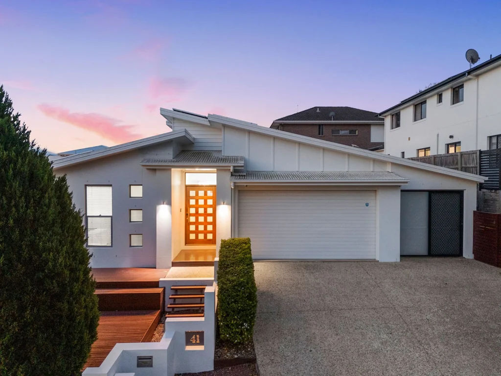 Kuraby 3कमरा Elegant split-level family home: 2 sun decks + triple garage potential!