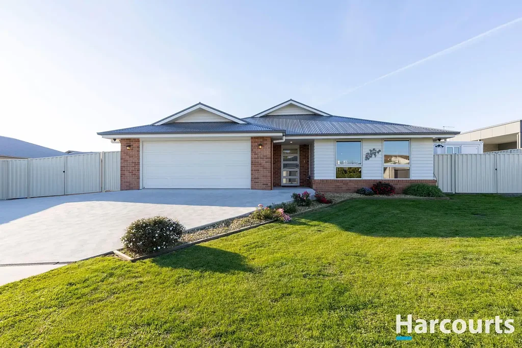 East Devonport 3房  Why Build - Move Straight Into Coastal Luxury - With 6 x 6 shed