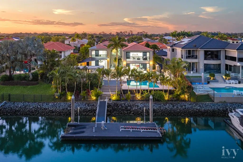Hope Island 5房  Sleek, Sprawling Waterfront Entertainer in an Exclusive Gated Estate