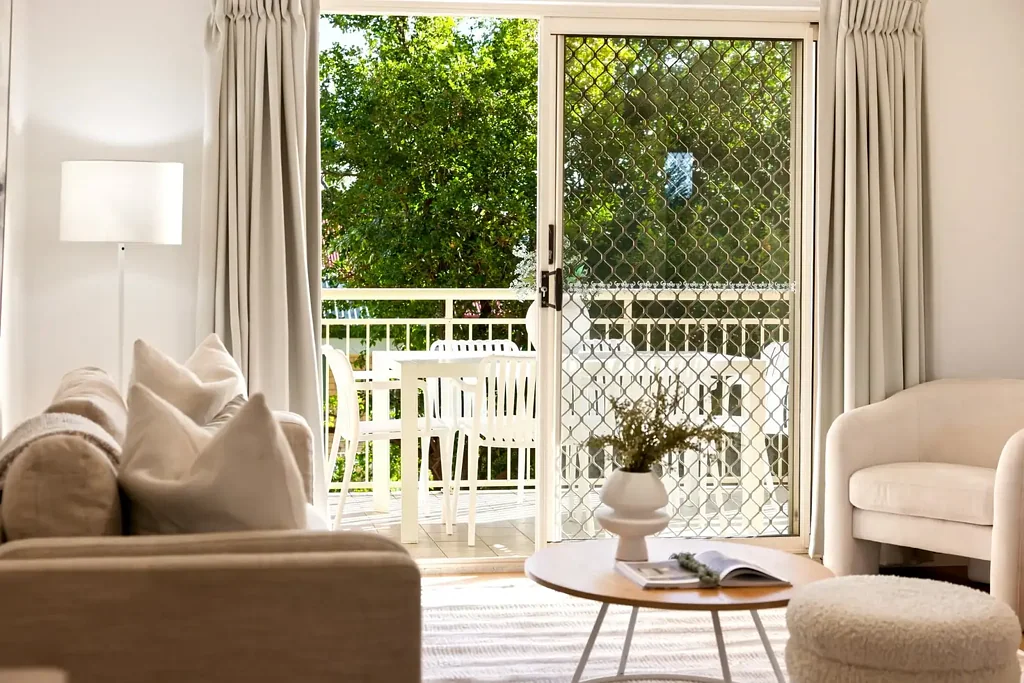 Coorparoo 2Moenga Contemporary Living, Elevated Views: Turnkey & Ready