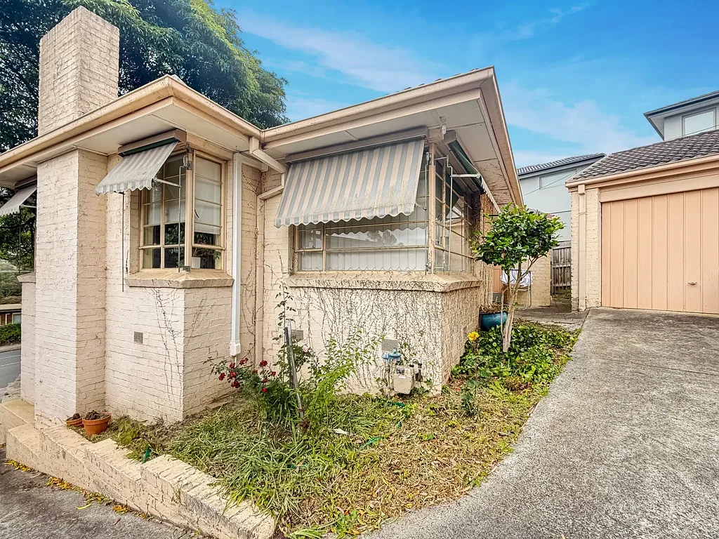 Spacious, Light-Filled Unit Offering Comfort and Convenience