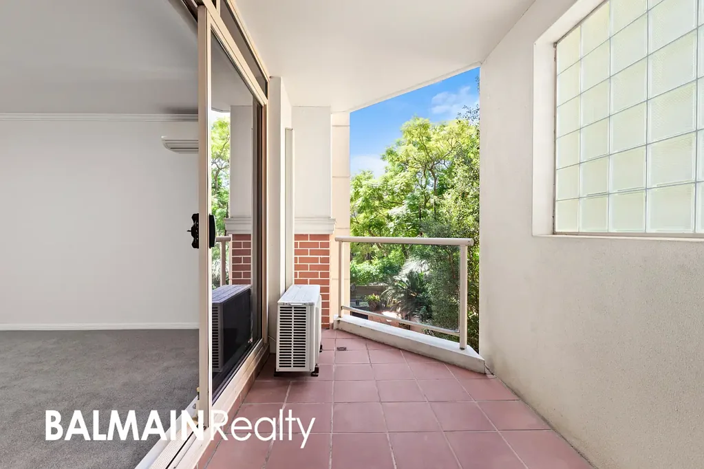 One Bedroom Apartment in Balmain Shores with Air-Conditioning & Parking