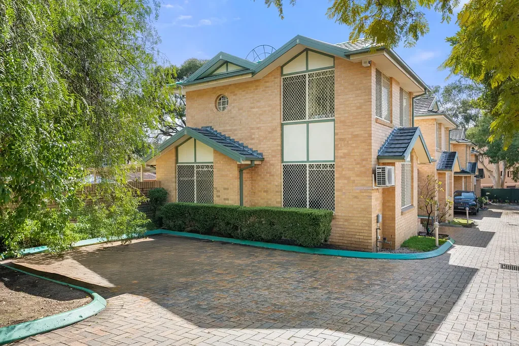Liverpool 3Phòng ngủ Low Maintenance Living in a Convenient Location