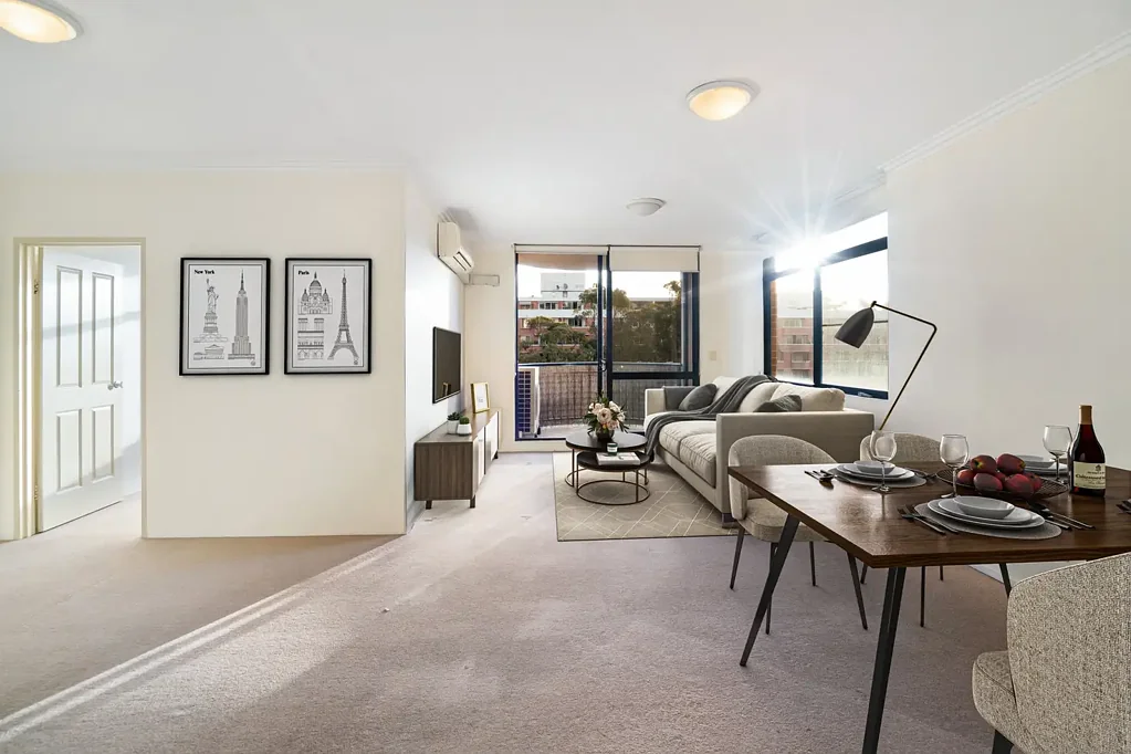 CLOSE TO THE CBD + WITH DOUBLE LOCK UP GARAGE + 2 Car spaces