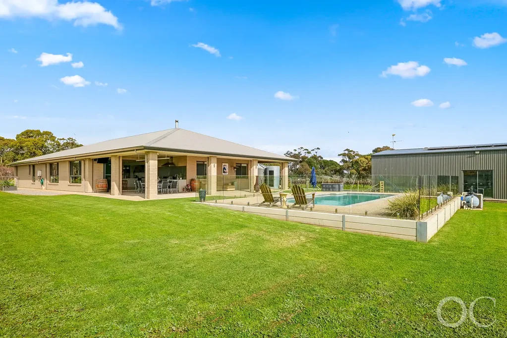 Whites Valley 5房  Open the Door to a Rare Union of Home, Vine and Horizon