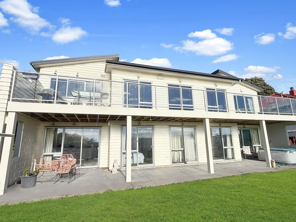 Oamaru 4कमरा Elevated luxury with sweeping harbour & sea views