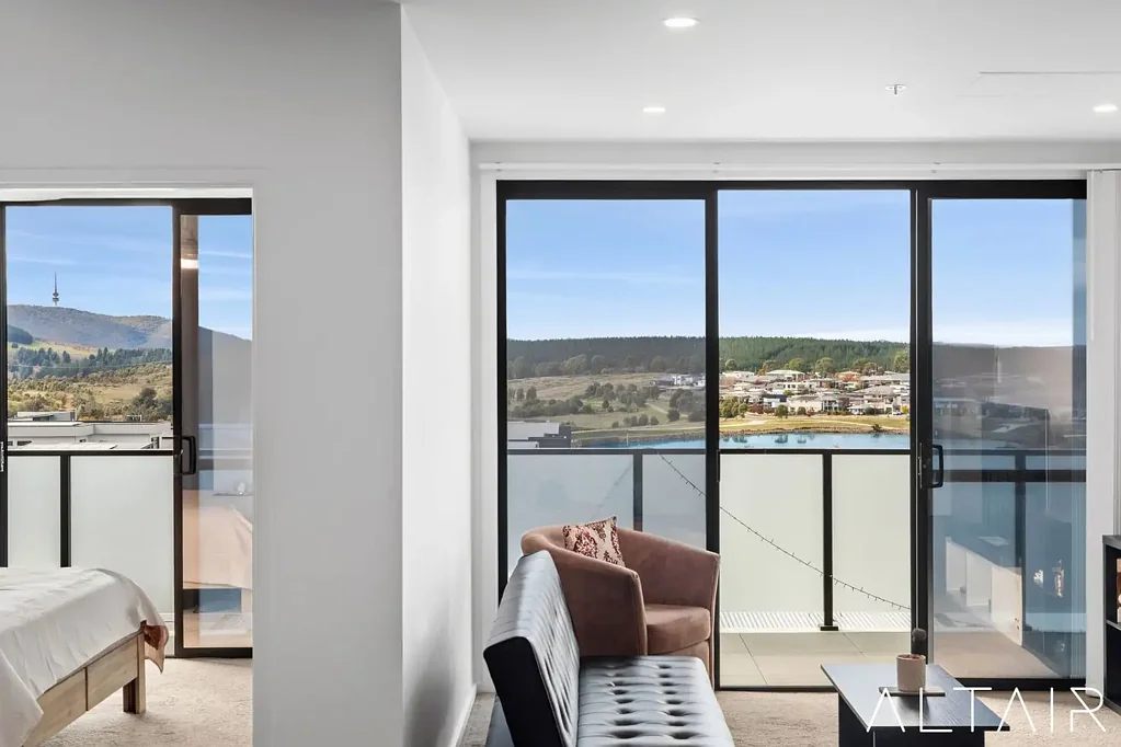 Coombs 2房  East facing apartment with panoramic views offering 100m2 of space