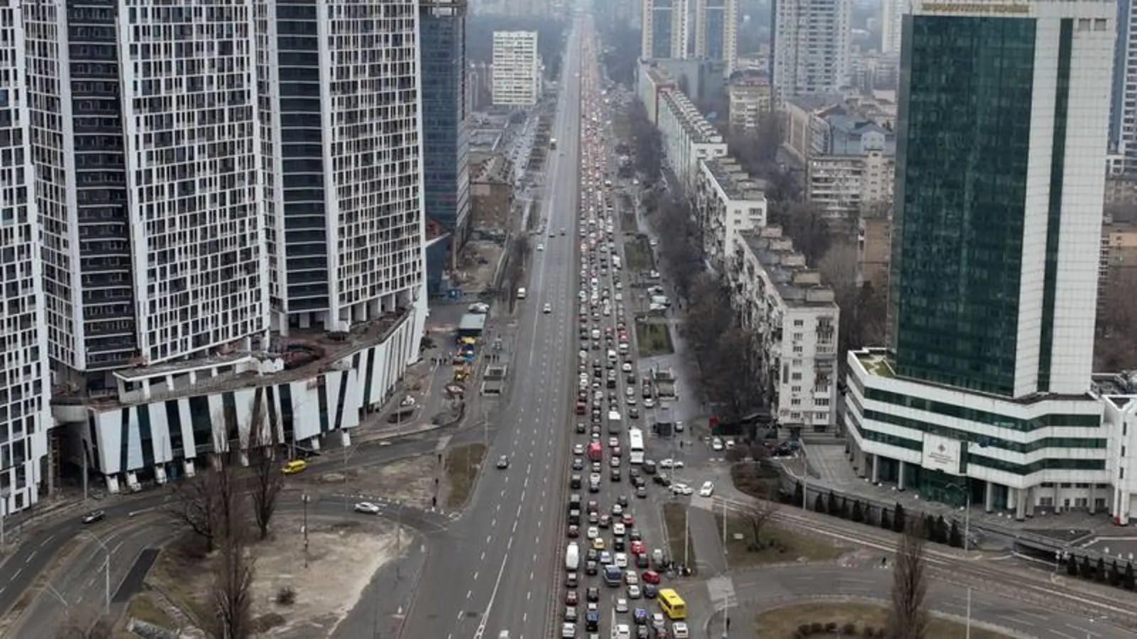 死亡人数升至137，基辅出城道路严重拥堵，乌克兰签署动员令