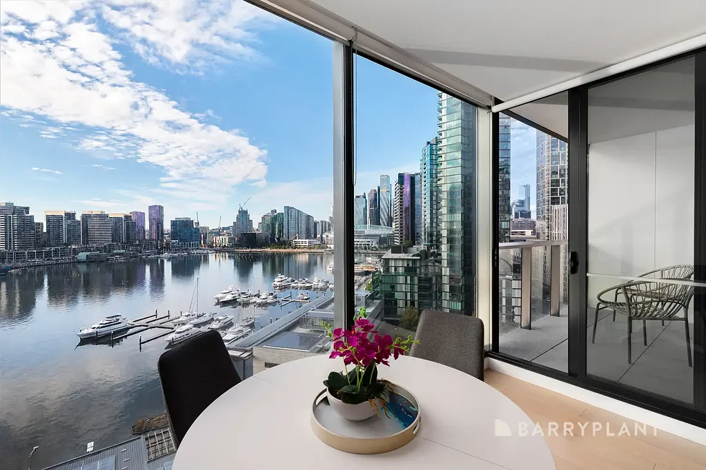 Docklands 2房 Collins Wharf 尊贵海滨的优雅生活 Elegant Harbourfront Living in Prestigious Collins Wharf