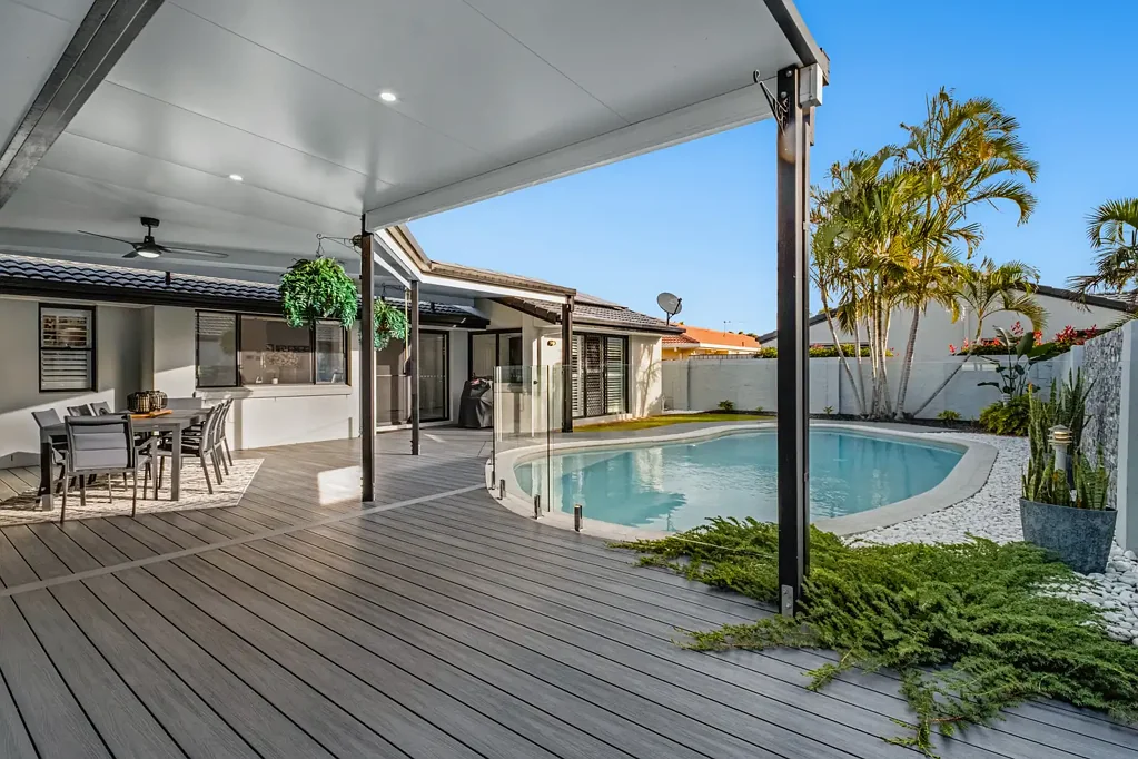 Clear Island Waters 4房  Impressively renovated family home located in the sought-after Island Quays estate