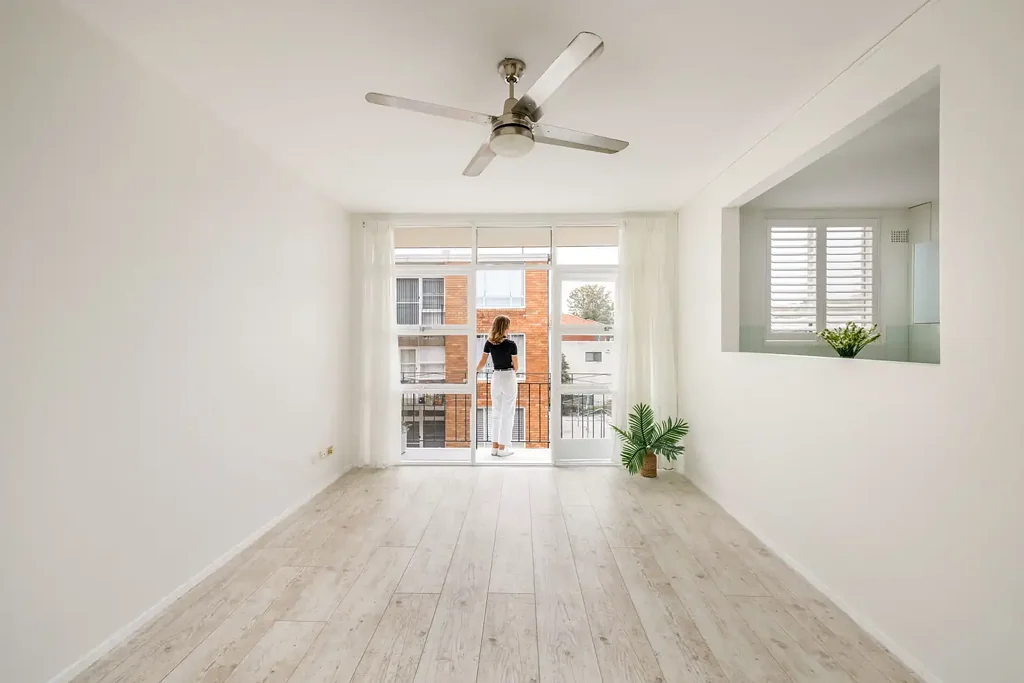 Updated one-bedroom apartment / stroll to shops, park, transport