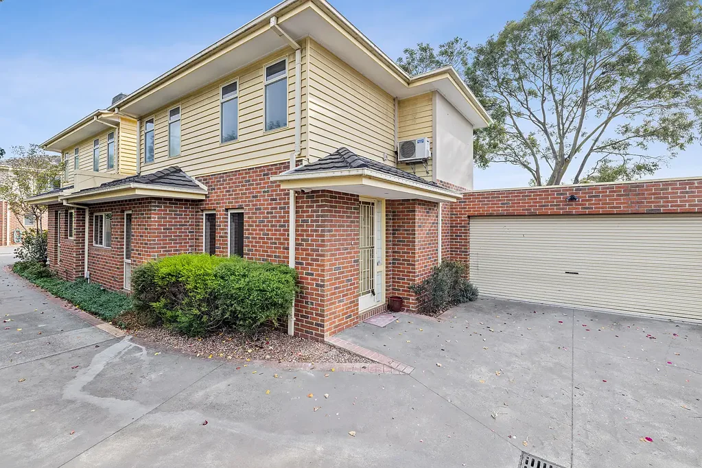Pascoe Vale 3房 宽敞三卧联排 低维护庭院 双车库便利 采光好开放式布局 燃气厨房 全屋冷暖系统 位置优越近学校公园 Spacious Living in a Prime Pascoe Vale Pocket