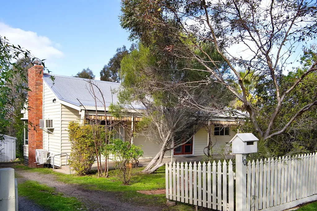 Maldon 3房  Mid-century charm and timeless appeal offers a home with soul.