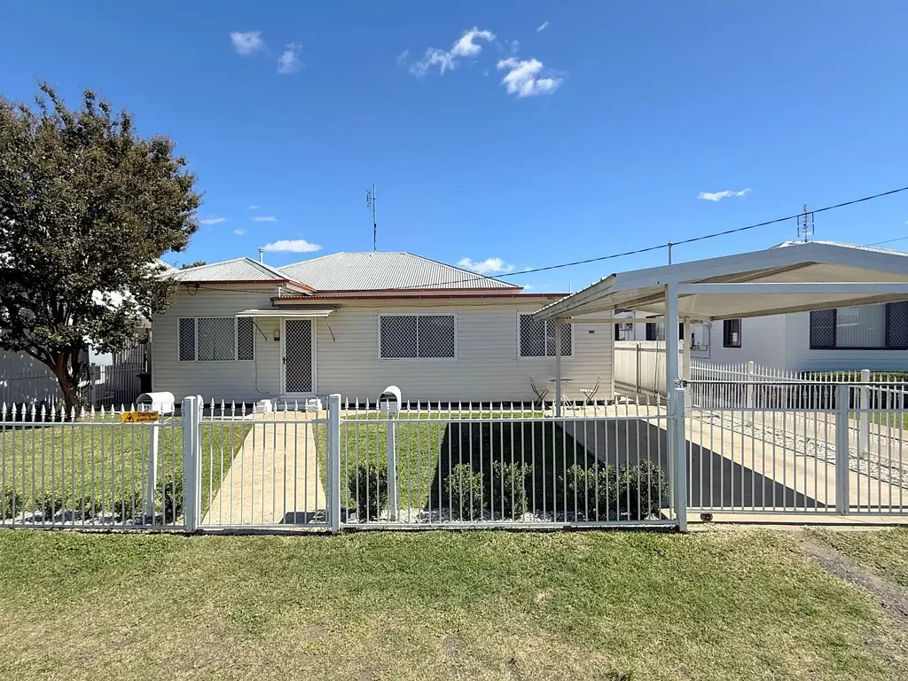 Moree 4ਬੈੱਡਰੂਮ OPPOSITE TO THE AQUATIC CENTRE!