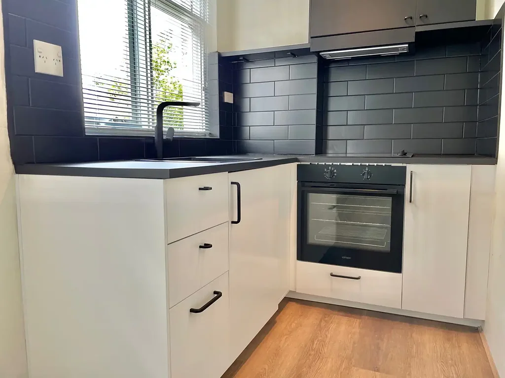 FULLY RENOVATED 1 BEDROOM APARTMENT