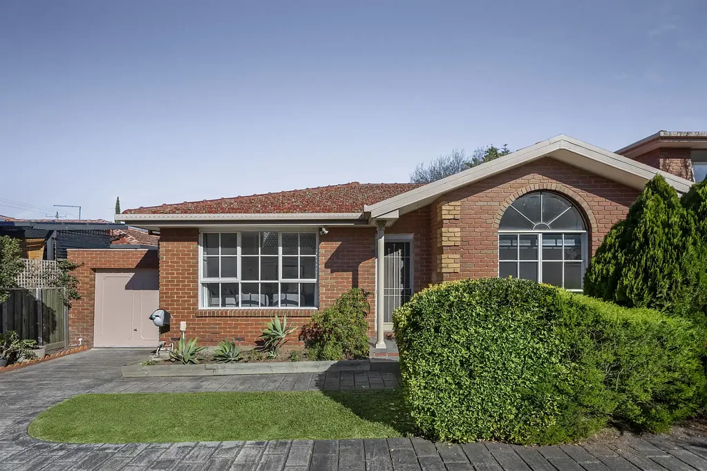 Elsternwick 3房 Hopetoun精品三联体 舒适三卧公寓 步行商圈 电车便捷 宽敞庭院 自然采光充沛 低维护生活 Private Villa Living in a Blue-Chip Pocket