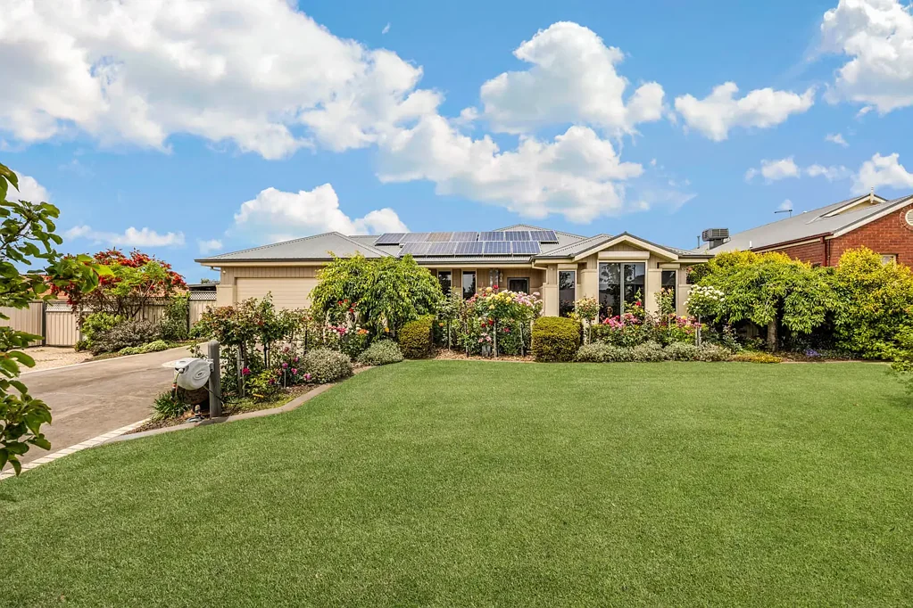8 Francis Close, Romsey, VIC 3434