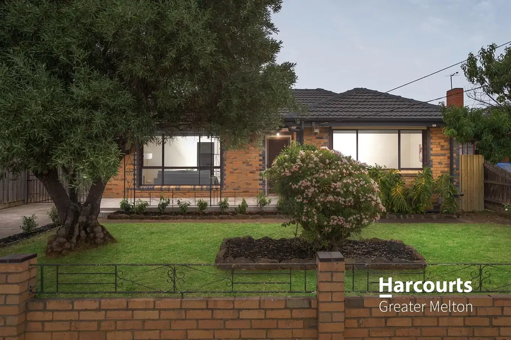 Werribee 4房 宽敞土地745平米 便捷主干道旁 优质学校环绕 四卧多功能空间 阳光房与后院景致 娱乐室添活力 距火车站仅2.5公里 Prime Opportunity in Werribee's Heart