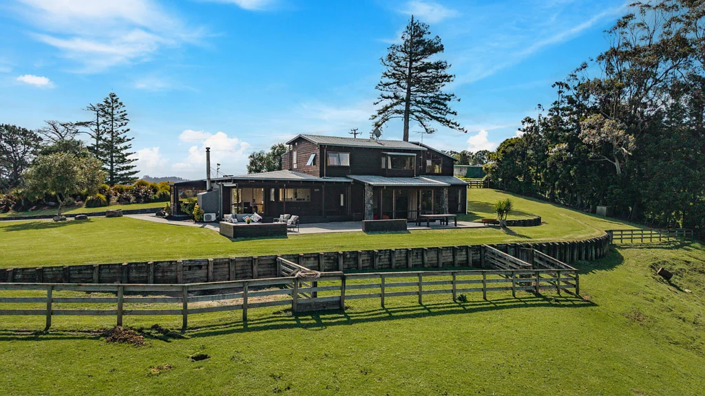Kumeu 6Zimmer Peace & Privacy - 492sqm Home + Barn + 1ha